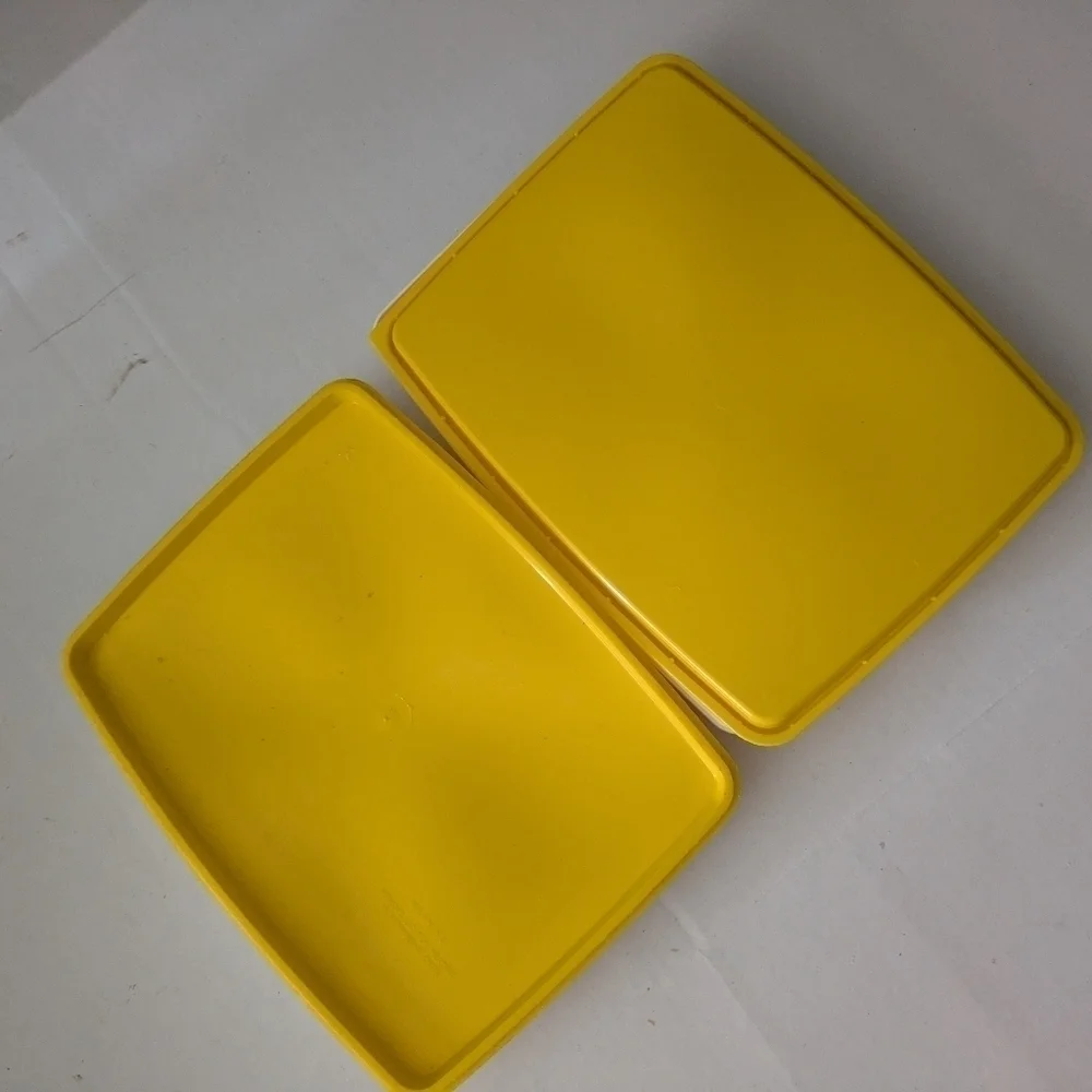 RARE Tupperware Divided Lunch Trays with lid. Set of 2, yellow and white.